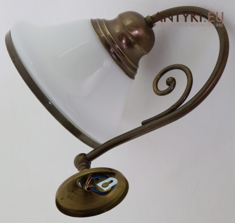 mosiężny kinkiet z patyną