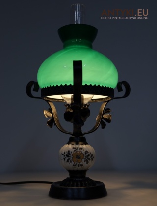 Nostalgiczna lampka stołowa z zielonym kloszem – rustykalny styl vintage
