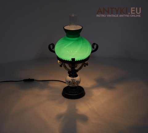 retro lampa na stolik