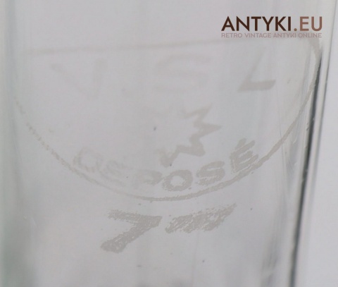 Nostalgiczna lampka stołowa z zielonym kloszem – rustykalny styl vintage