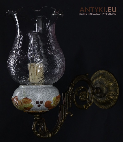 retro oświetlenie ścienne z różowym szkłem