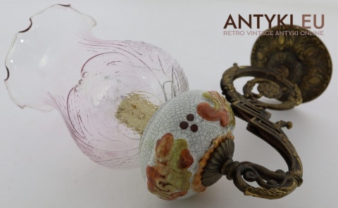 oświetlenie z epoki z różowym kloszem