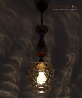 Rustykalny zwis sufitowy z ceramiką krakle i kloszem lodowym – lata 60/70