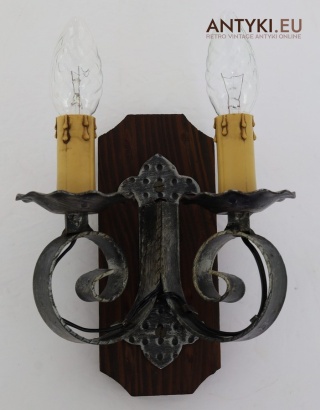 Rustykalny kinkiet metalowo–drewniany z lat 70. Oświetlenie do góralskiej chaty.