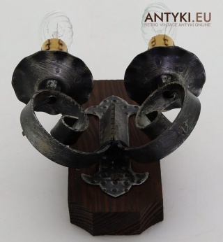 Rustykalny kinkiet metalowo–drewniany z lat 70. Oświetlenie do góralskiej chaty.