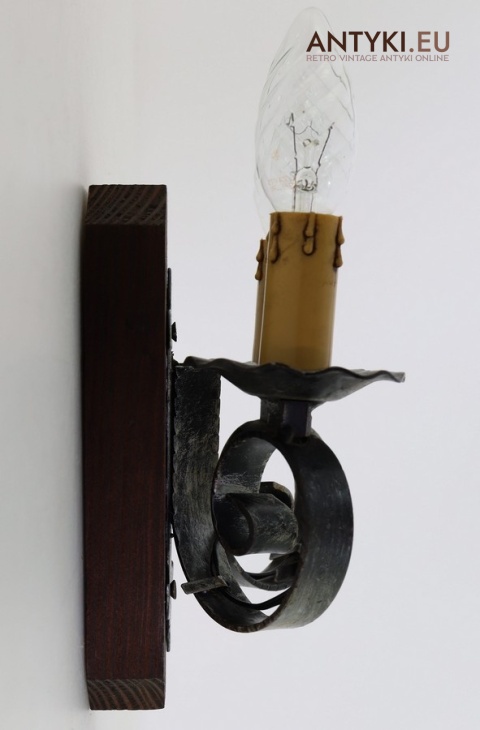 góralski kinkiet z drewna i metalu