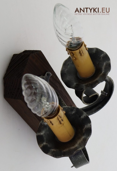 wiejski kinkiet z drewna i metalu