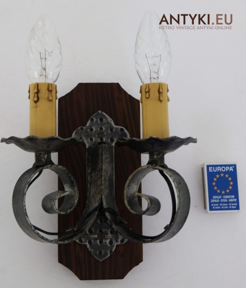 zamkowy kinkiet z drewna i metalu