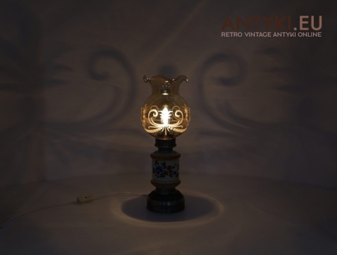 stara lampa stołowa z epoki z kloszem szklanym