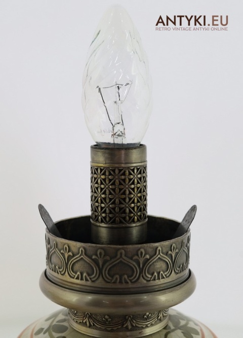 stylowa lampa na stolik z metalową podstawą