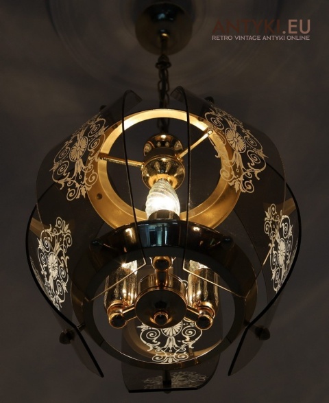 mosiężna lampa sufitowa z ornamentowym szkłem