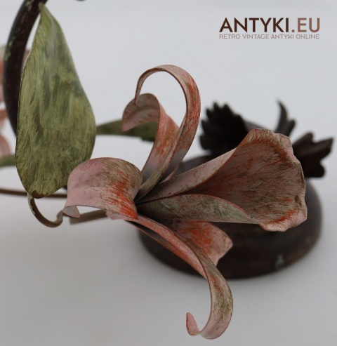 metalowy kinkiet z liśćmi i kwiatami