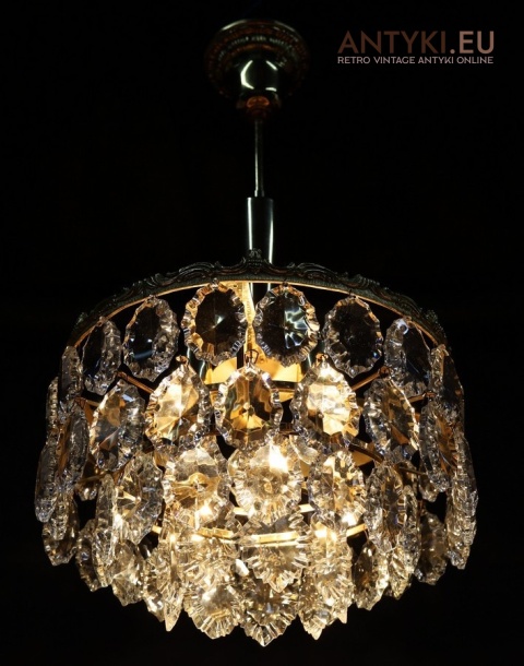 mały antyczny żyrandol z epoki