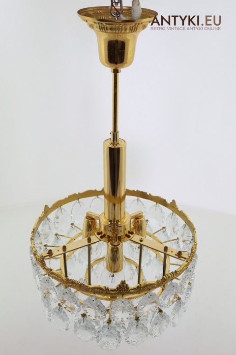 mały mosiężny żyrandol z kryształami