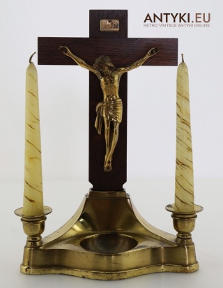 Antyczna pasyjka z kropielnicą i świecznikami – mosiężny krucyfiks retro