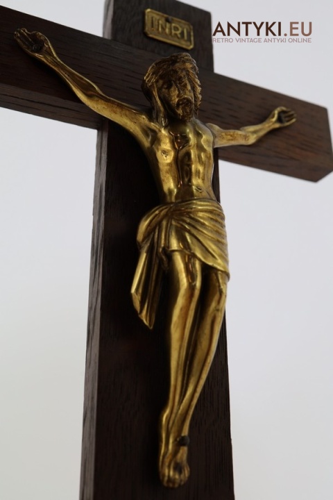 Antyczna pasyjka z kropielnicą i świecznikami – mosiężny krucyfiks retro