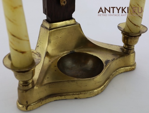 mosiężna figurka jezusa chrystusa na krzyżu