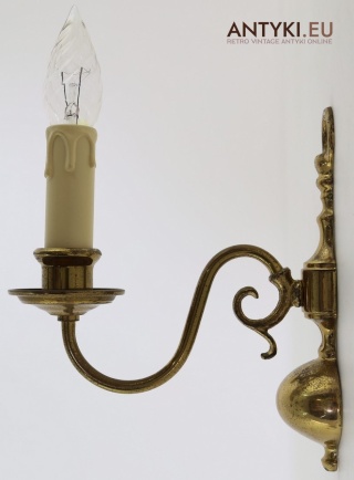 Antyczny kinkiet mosiężny z epoki – stylowe oświetlenie vintage