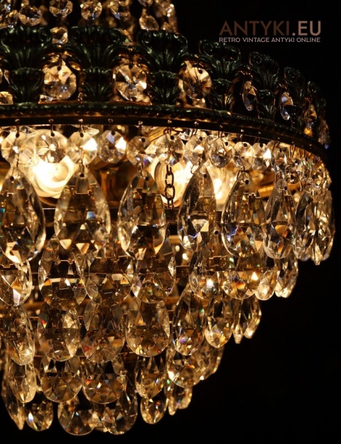 klasyczny żyrandol kryształowy z epoki retro