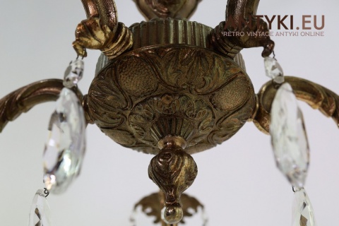 zabytkowy żyrandol z epoki