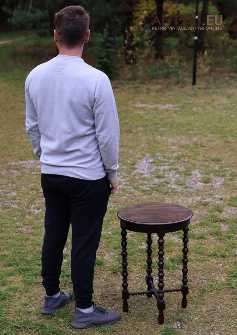 antyczny stoliczek z litego drewna do salonu