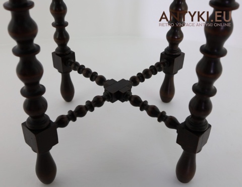 Antyczny okrągły stoliczek z litego drewna – oryginał z epoki Gründerzeit