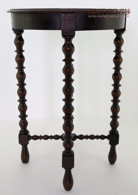 antyczny stylowy stolik z toczonymi nogami