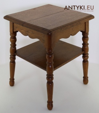 Dębowy stoliczek pomocniczy na kwiatek z epoki – masywny, rustykalny mebel vintage