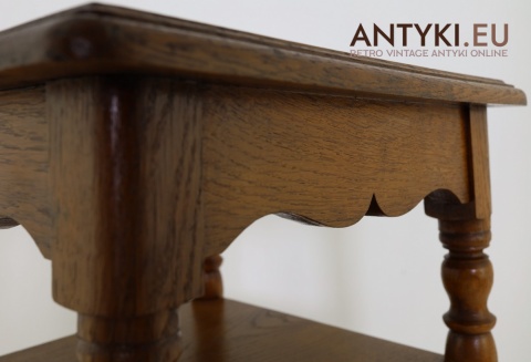 mały stolik vintage na dekoracje