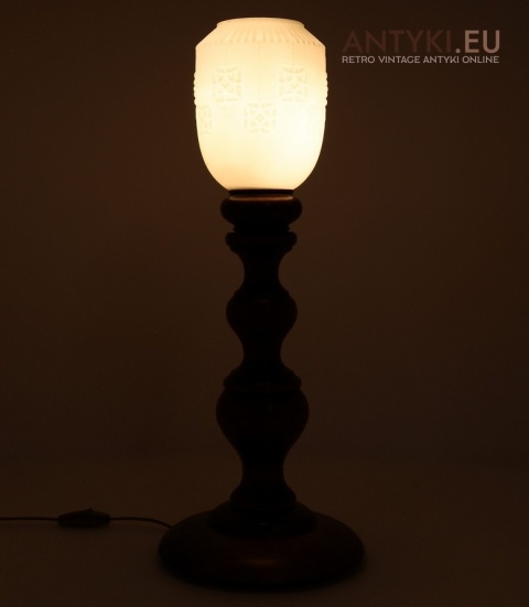 stylowa lampa stołowa drewniana