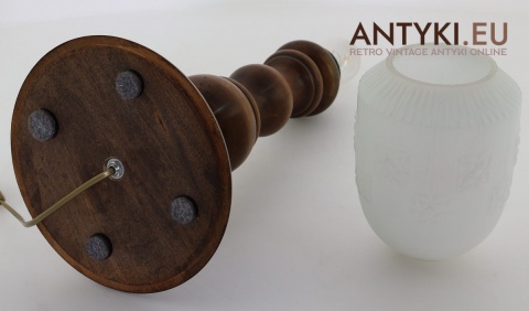 stołowa lampa drewniana z tłoczonym szkłem