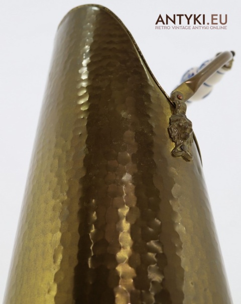 mosiężny dzban kominkowy vintage z ceramiką