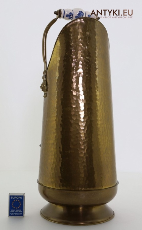 antyczny pojemnik z mosiądzu z uchwytem ceramicznym