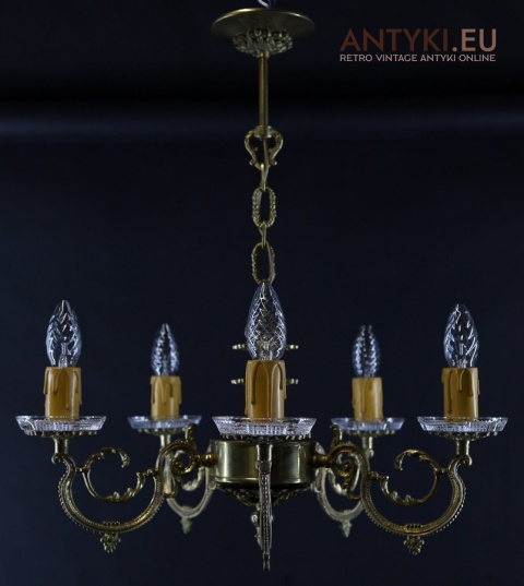 żyrandol retro z kryształowymi talerzykami pod gilzami