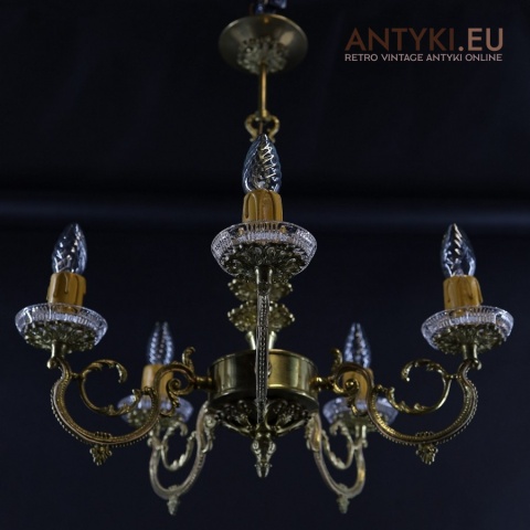 klasyczne oświetlenie sufitowe z epoki