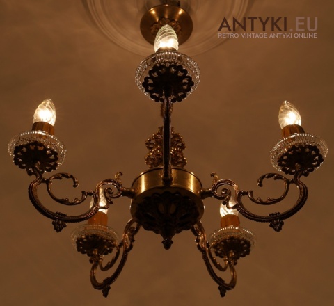 kolekcjonerski żyrandol vintage z dawnych lat