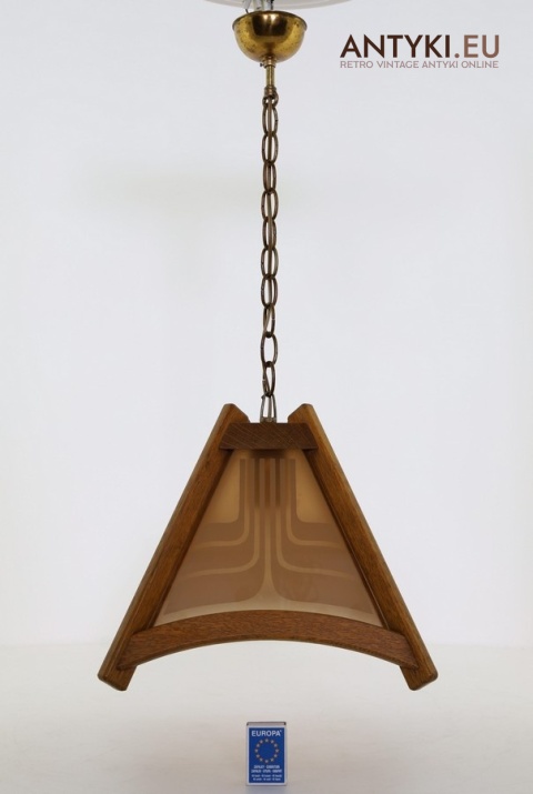 klasyczna lampa wisząca z epoki