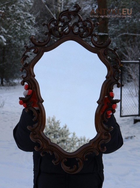 stylowe lustro drewniane z ozdobną rzeźbioną ramą