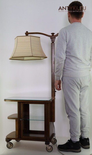 Vintage stolik pomocniczy na kółkach z lampą TEMDE – oświetlenie vintage 100%