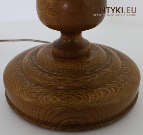 solidna lampa stołowa z ciężką podstawą