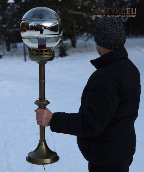 lampa stołowa vintage efekt światła na ścianie