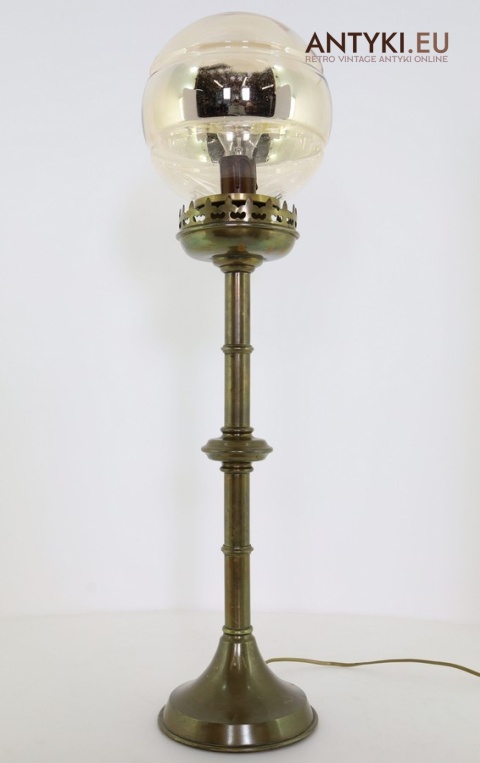 lampa stołowa vintage do loftu jako kontrast