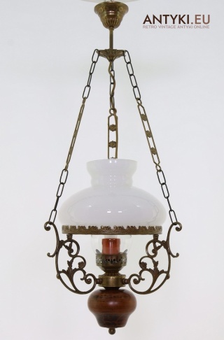 Rustykalna lampa wisząca z epoki – drewniano-mosiężne oświetlenie vintage