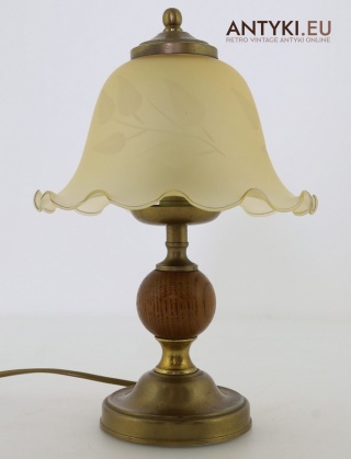 Rustykalna lampka stołowa retro – mosiądz z patyną i florystyczny klosz szklany