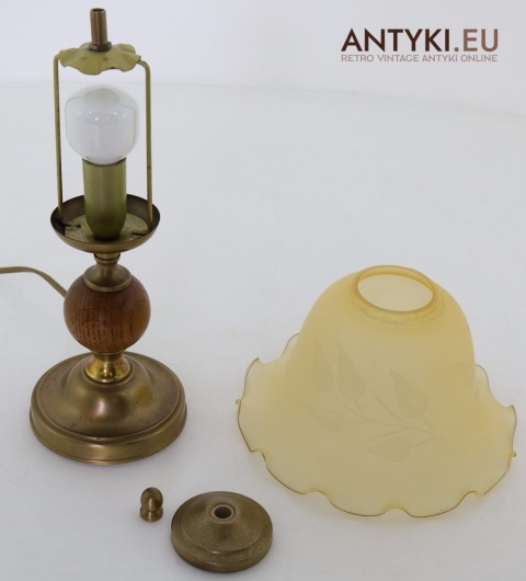 Rustykalna lampka stołowa retro – mosiądz z patyną i florystyczny klosz szklany