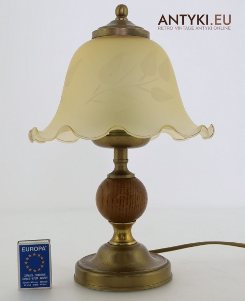 mała lampka stołowa koło łóżka