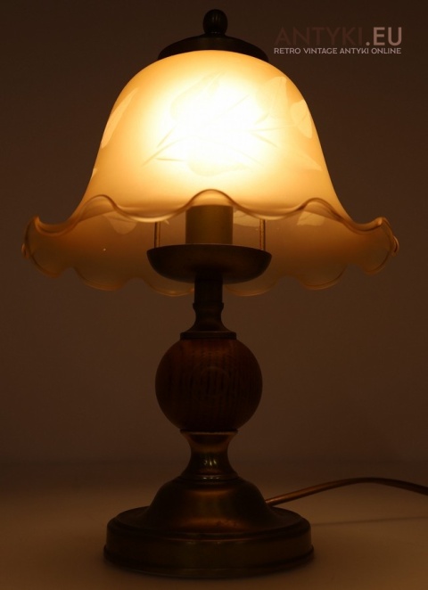 mosiężna lampka stołowa z dębową kulką dębową