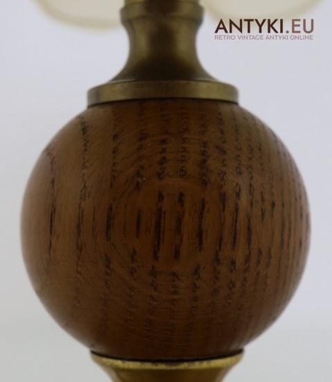 dębowa ozdoba w lampce stołowej