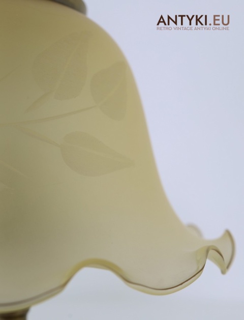 Rustykalna lampka stołowa retro – mosiądz z patyną i florystyczny klosz szklany