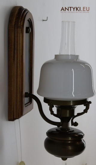 Rustykalny antyczny kinkiet z epoki – stylowe oświetlenie vintage z mlecznym kloszem